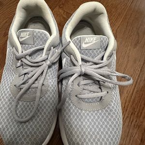 Women’s Nike gray tennis shoe